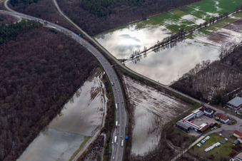 Photographie aérienne de Zone forestière de Bienwald avec terrain sous l'eau à Otterbach avec prairies inondées à l'A65 à Kandel dans le département Rhénanie-Palatinat, Allemagne