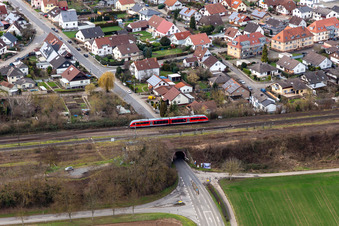 Vue aérienne de Passage souterrain ferroviaire à l'entrée de la ville à Winden dans le département Rhénanie-Palatinat, Allemagne