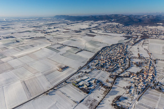 Vue aérienne de Niederhorbach enneigé en hiver à le quartier Kapellen in Kapellen-Drusweiler dans le département Rhénanie-Palatinat, Allemagne