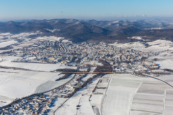 Vue aérienne de Vue aérienne d'hiver sous la neige à Bad Bergzabern dans le département Rhénanie-Palatinat, Allemagne