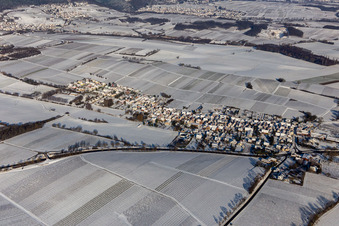Vue aérienne de Vue aérienne d'hiver sous la neige à Niederhorbach dans le département Rhénanie-Palatinat, Allemagne