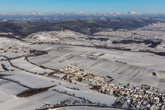 Vue aérienne de Vue aérienne d'hiver sous la neige à Niederhorbach dans le département Rhénanie-Palatinat, Allemagne