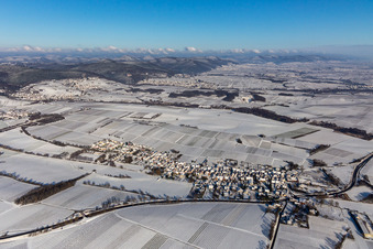 Vue aérienne de Vue aérienne d'hiver sous la neige à Niederhorbach dans le département Rhénanie-Palatinat, Allemagne