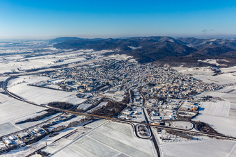 Vue aérienne de Vue de la ville enneigée en hiver avec les rues et les maisons des quartiers résidentiels à Bad Bergzabern dans le département Rhénanie-Palatinat, Allemagne