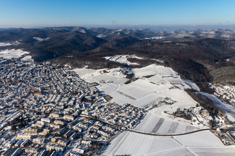 Vue aérienne de Vue de la ville enneigée en hiver avec les rues et les maisons des quartiers résidentiels à Bad Bergzabern dans le département Rhénanie-Palatinat, Allemagne