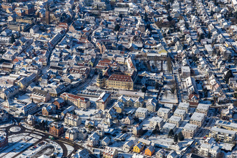 Vue aérienne de Château de Bergzaberner Hof recouvert de neige en hiver à Bad Bergzabern dans le département Rhénanie-Palatinat, Allemagne