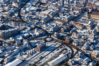 Vue aérienne de Vue aérienne hivernale sous la neige de la station Bad Bergzabern à Bad Bergzabern dans le département Rhénanie-Palatinat, Allemagne