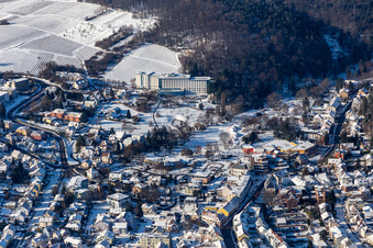 Vue aérienne de Vue aérienne hivernale sous la neige du parc thermal Bad Bergzabern à Bad Bergzabern dans le département Rhénanie-Palatinat, Allemagne
