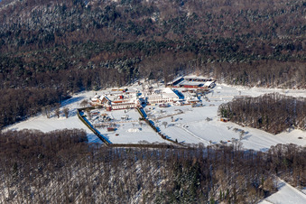 Vue aérienne de Vue aérienne hivernale sous la neige du monastère de Liebfrauenberg à Bad Bergzabern dans le département Rhénanie-Palatinat, Allemagne