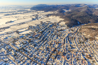 Vue aérienne de Vue aérienne hivernale sous la neige depuis le sud-ouest à Bad Bergzabern dans le département Rhénanie-Palatinat, Allemagne