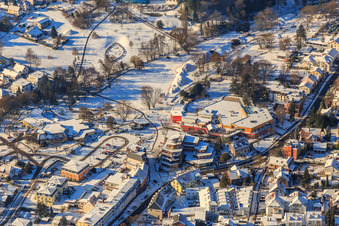 Vue aérienne de Vue aérienne hivernale sous la neige des thermes du Südpfalz dans le parc thermal à Bad Bergzabern dans le département Rhénanie-Palatinat, Allemagne