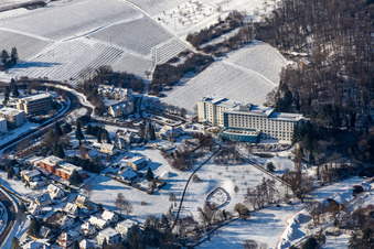 Vue aérienne de Vue aérienne hivernale sous la neige de la clinique Edith Stein à Bad Bergzabern dans le département Rhénanie-Palatinat, Allemagne