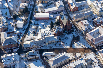 Vue aérienne de L'église Saint-Martin enneigée sur la Ludwigsplatz à Bad Bergzabern dans le département Rhénanie-Palatinat, Allemagne