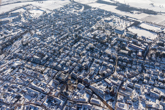 Vue aérienne de Photographie aérienne hivernale sous la neige depuis Bad Bergzabern SE à Bad Bergzabern dans le département Rhénanie-Palatinat, Allemagne