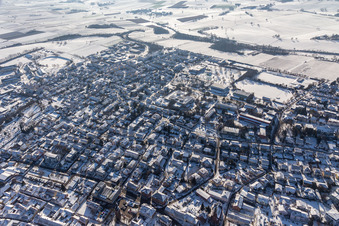 Vue aérienne de Photographie aérienne hivernale sous la neige depuis Bad Bergzabern SE à Bad Bergzabern dans le département Rhénanie-Palatinat, Allemagne