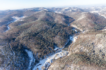 Vue aérienne de Vue aérienne hivernale sous la neige depuis le Kurtal à Bad Bergzabern dans le département Rhénanie-Palatinat, Allemagne