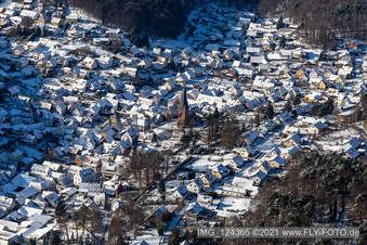 Vue aérienne de Vue aérienne d'hiver sous la neige à Dörrenbach dans le département Rhénanie-Palatinat, Allemagne