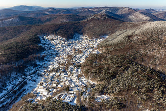 Vue aérienne de Vue du village enneigé en hiver à Dörrenbach dans le département Rhénanie-Palatinat, Allemagne