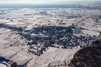 Vue aérienne de Vue aérienne d'hiver sous la neige à Oberotterbach dans le département Rhénanie-Palatinat, Allemagne