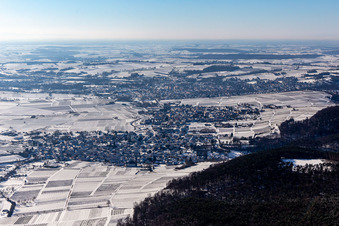 Vue aérienne de Vue aérienne d'hiver sous la neige à Oberotterbach dans le département Rhénanie-Palatinat, Allemagne