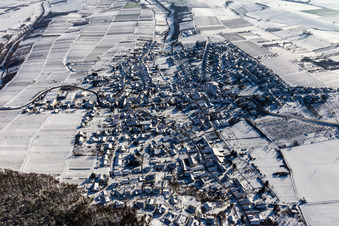 Vue aérienne de Vue aérienne d'hiver sous la neige à Oberotterbach dans le département Rhénanie-Palatinat, Allemagne