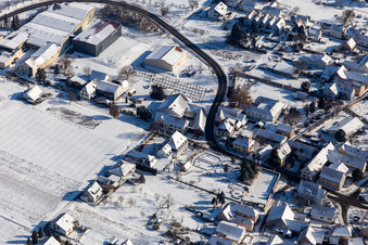 Vue aérienne de Vue aérienne hivernale sous la neige depuis le Schlössl à Oberotterbach dans le département Rhénanie-Palatinat, Allemagne