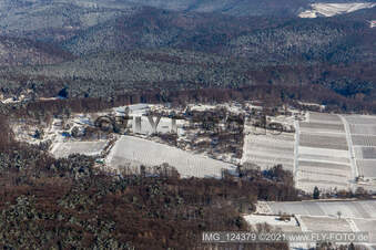 Vue aérienne de Vue aérienne hivernale sous la neige des parcelles de jardin près de la forêt à Dörrenbach dans le département Rhénanie-Palatinat, Allemagne