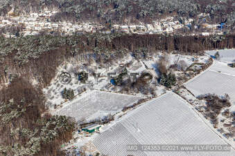 Vue aérienne de Vue aérienne hivernale sous la neige des parcelles de jardin près de la forêt à Dörrenbach dans le département Rhénanie-Palatinat, Allemagne