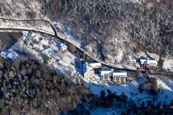 Vue aérienne de Vue aérienne hivernale sous la neige depuis l'hôtel Luisental dans le Kurtal à Bad Bergzabern dans le département Rhénanie-Palatinat, Allemagne