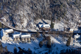 Vue aérienne de Vue aérienne hivernale sous la neige depuis l'hôtel Luisental dans le Kurtal à Bad Bergzabern dans le département Rhénanie-Palatinat, Allemagne
