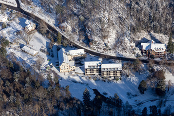 Vue aérienne de Vue aérienne hivernale sous la neige depuis l'hôtel Luisental dans le Kurtal à Bad Bergzabern dans le département Rhénanie-Palatinat, Allemagne