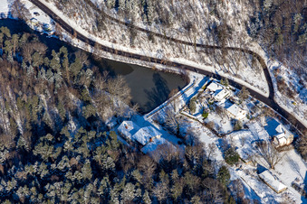 Vue aérienne de Vue aérienne hivernale sous la neige de l'hôtel-pension Seeblick dans le Kurtal à Bad Bergzabern dans le département Rhénanie-Palatinat, Allemagne