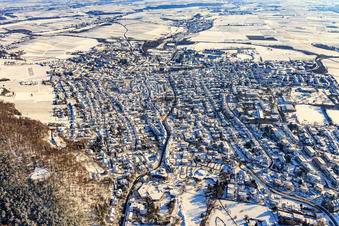 Vue aérienne de Vue de la ville depuis l'ouest en hiver avec de la neige à Bad Bergzabern dans le département Rhénanie-Palatinat, Allemagne