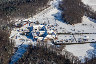 Vue aérienne de Vue aérienne hivernale sous la neige du monastère de Liebfrauenberg à Bad Bergzabern dans le département Rhénanie-Palatinat, Allemagne