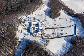 Vue aérienne de Vue aérienne hivernale sous la neige du monastère de Liebfrauenberg à Bad Bergzabern dans le département Rhénanie-Palatinat, Allemagne