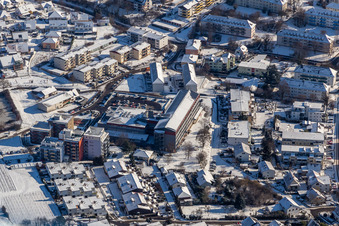 Vue aérienne de Vue aérienne hivernale dans la neige de l'hôpital Bad Bergzabern à Bad Bergzabern dans le département Rhénanie-Palatinat, Allemagne