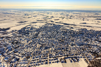 Vue aérienne de Vue de la ville depuis le nord-ouest en hiver avec de la neige à Bad Bergzabern dans le département Rhénanie-Palatinat, Allemagne