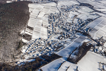 Vue aérienne de Photo aérienne d'hiver sous la neige depuis Pleisweiler à le quartier Pleisweiler in Pleisweiler-Oberhofen dans le département Rhénanie-Palatinat, Allemagne