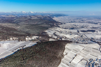 Vue aérienne de Vue aérienne d'hiver sous la neige à le quartier Gleishorbach in Gleiszellen-Gleishorbach dans le département Rhénanie-Palatinat, Allemagne