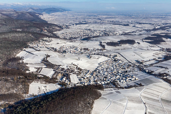 Vue aérienne de Centre du village enneigé en hiver, à la lisière des vignobles et des caves de la région viticole de la Route des vins du Sud en Gleishorbach à le quartier Gleishorbach in Gleiszellen-Gleishorbach dans le département Rhénanie-Palatinat, Allemagne