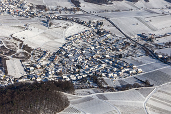 Vue aérienne de Vue aérienne d'hiver sous la neige à le quartier Gleishorbach in Gleiszellen-Gleishorbach dans le département Rhénanie-Palatinat, Allemagne