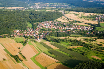 Vue aérienne de Mittelmutschelbach du nord-ouest à le quartier Untermutschelbach in Karlsbad dans le département Bade-Wurtemberg, Allemagne