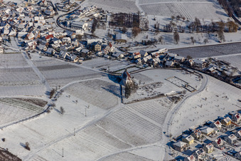 Vue aérienne de Vue aérienne hivernale sous la neige de la chapelle Saint-Denys à le quartier Gleiszellen in Gleiszellen-Gleishorbach dans le département Rhénanie-Palatinat, Allemagne