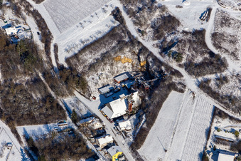 Vue aérienne de Vue aérienne d'hiver sous la neige à le quartier Gleishorbach in Gleiszellen-Gleishorbach dans le département Rhénanie-Palatinat, Allemagne