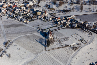 Vue aérienne de Vue aérienne hivernale sous la neige de la chapelle Saint-Denys à le quartier Gleiszellen in Gleiszellen-Gleishorbach dans le département Rhénanie-Palatinat, Allemagne
