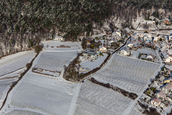 Vue aérienne de Vue aérienne d'hiver sous la neige à le quartier Gleiszellen in Gleiszellen-Gleishorbach dans le département Rhénanie-Palatinat, Allemagne