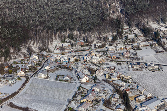 Vue aérienne de Photographie aérienne hivernale sous la neige de Gleiszellen, Kirchbergstr à le quartier Gleiszellen in Gleiszellen-Gleishorbach dans le département Rhénanie-Palatinat, Allemagne