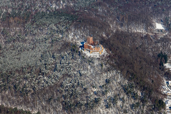 Vue aérienne de Ruines enneigées et vestiges des murs de l'ancien complexe du château de Burg Landeck à Klingenmünster dans le département Rhénanie-Palatinat, Allemagne