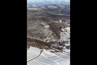 Vue aérienne de Vue aérienne hivernale sous la neige du château de Landeck à Klingenmünster dans le département Rhénanie-Palatinat, Allemagne