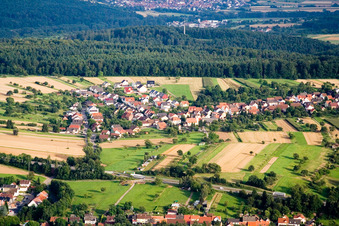 Vue aérienne de Obermutschelbach vu du nord-ouest à le quartier Untermutschelbach in Karlsbad dans le département Bade-Wurtemberg, Allemagne